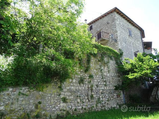 torre di guardia medievale con giardino