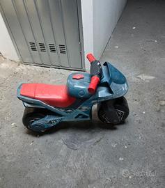 Moto cavalcabile bambini blu e rossa senza pedali