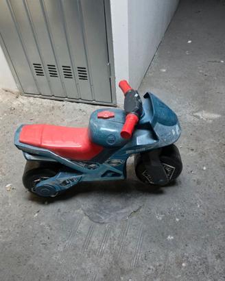 Moto cavalcabile bambini blu e rossa senza pedali
