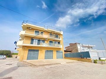 Locale Commerciale con Ampio Spazio Esterno