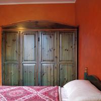 Mobili: Letto, Armadio, Cassettiera, Comodino