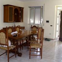 Sala compresa di tavolo e sedie