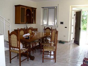 Sala compresa di tavolo e sedie