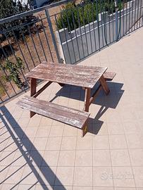 tavolo con panche in legno