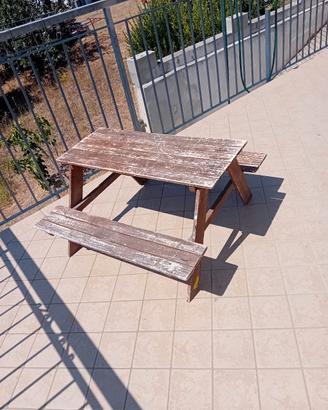 tavolo con panche in legno