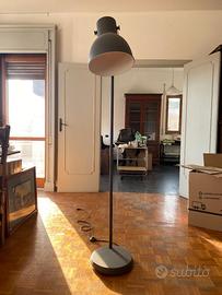 Piantana moderna in metallo