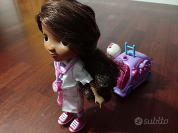 Bambola dott.ssa Peluche e clinica mobile