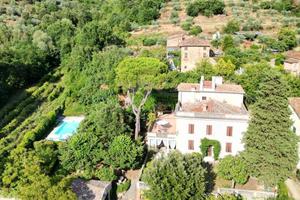 Villa di 380 m² con 5 locali e box auto a Arezzo