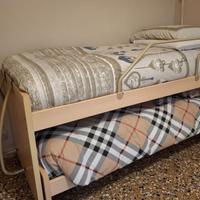 Due letti sovrapponibili con ruote per camera