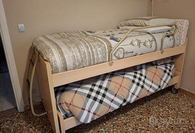 Due letti sovrapponibili con ruote per camera