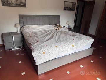Letto matrimoniale con materasso + due comodini