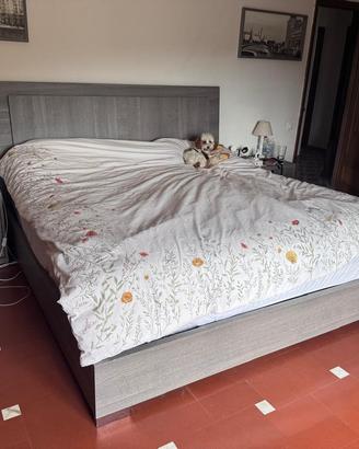 Letto matrimoniale con materasso + due comodini