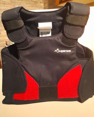 Casco e giubbotto protettivo per equitazione