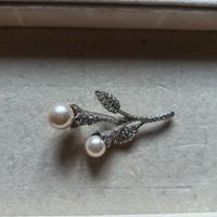 spilla con perle