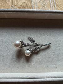 spilla con perle