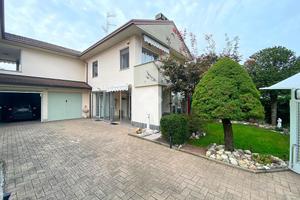 VILLA A SCHIERA A SAMARATE
