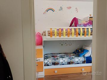 Letto a castello con scala-contenitore