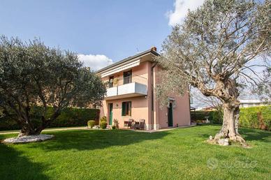 Villetta a schiera di 253 m² con più di 5 locali e