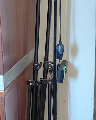 2 treppiedi per miicrofono o macchinetta o luci