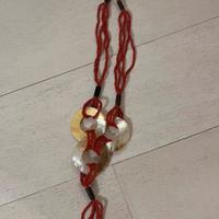 Collana di bigiotteria di corallo rosso con pietre