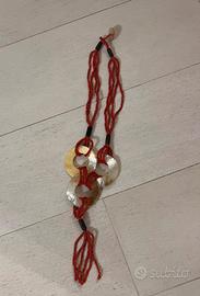 Collana di bigiotteria di corallo rosso con pietre