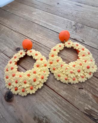 Orecchini con margherite in rilievo