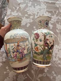 Coppia di vasi decorativi in porcellana cinesi