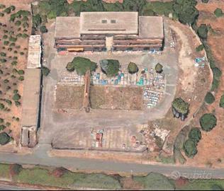 Intero locale più terreno di pertinenza