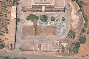 Intero locale più terreno di pertinenza