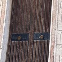 Portone centinato in legno marrone antico