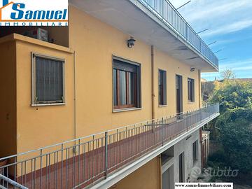 Riposto, ampio appartamento con box