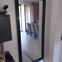 Specchio con cornice nera
