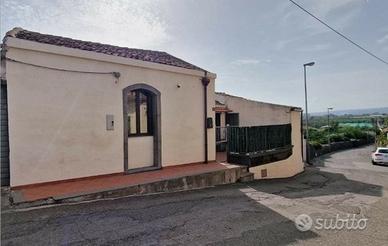 Casa singola con terreno a Fiumefreddo di Sicilia