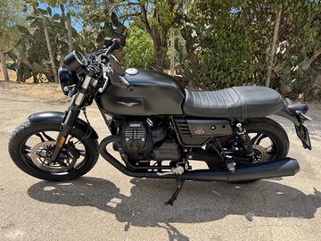 Moto Guzzi V7 III stone Night Pack 2020
