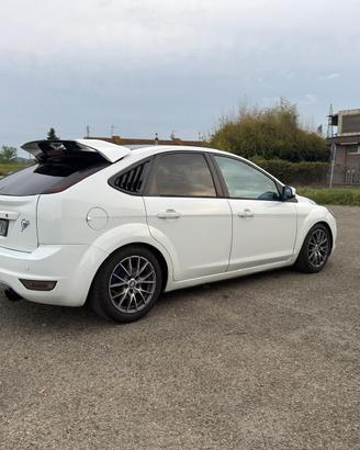 Ford Focus bianca