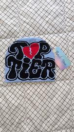 Berretto azzurro nero "TOP TIER" cuore rotto Y2K