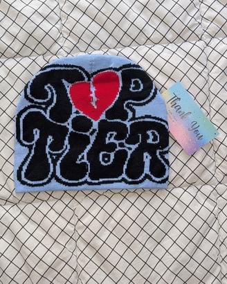 Berretto azzurro nero "TOP TIER" cuore rotto Y2K