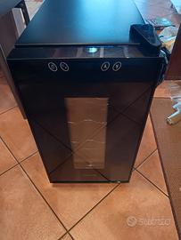 Cantinetta vini Vinarium 8 bottiglie con luce LED 