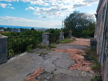 Proprietà panoramica con terreno e fabbricato ru