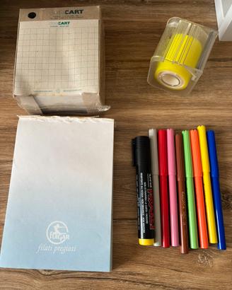 Cancelleria: pennarelli, block notes, nastro