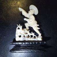 Statuina Giapponese Vintage in osso Okimono.