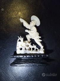 Statuina Giapponese Vintage in osso Okimono.