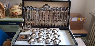 Servizio posate da 12 con tazzine e zuccheriera