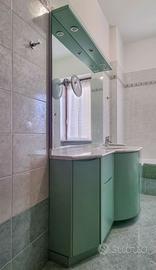 Mobiletto da bagno laccato con piano in marmo