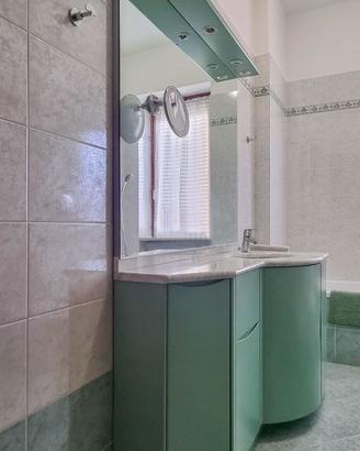 Mobiletto da bagno laccato con piano in marmo