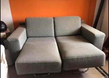 Divano 2 posti con chaise longue estraibile