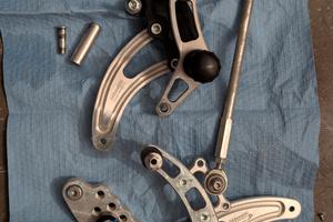 pedane da pista Zetasassi per yamaha r6 del 2002