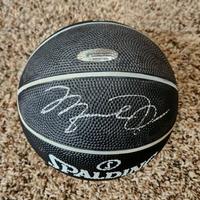 Pallone basket autografato Michael Jordan con COA 