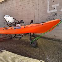 Canoa a pedali e motore elettrico