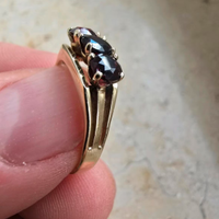Anello Vintage Goldring 333 8K con Granato